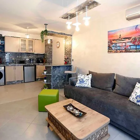 Nicole's Sunny Home2host *